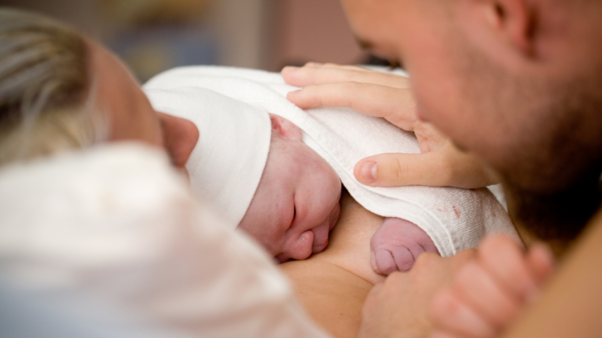 Att en och samma barnmorska närvarar undeer förlossningen kan ge kvinnor bättre känsla av kontroll. Foto: Shutterstock