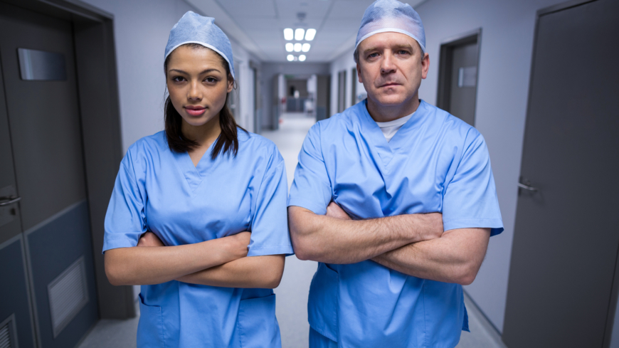 Förra året var löneskillnaden i genomsnitt 4 382 kronor mer för männen, visar färsk statistik från Läkartidningen.  Foto: Shutterstock