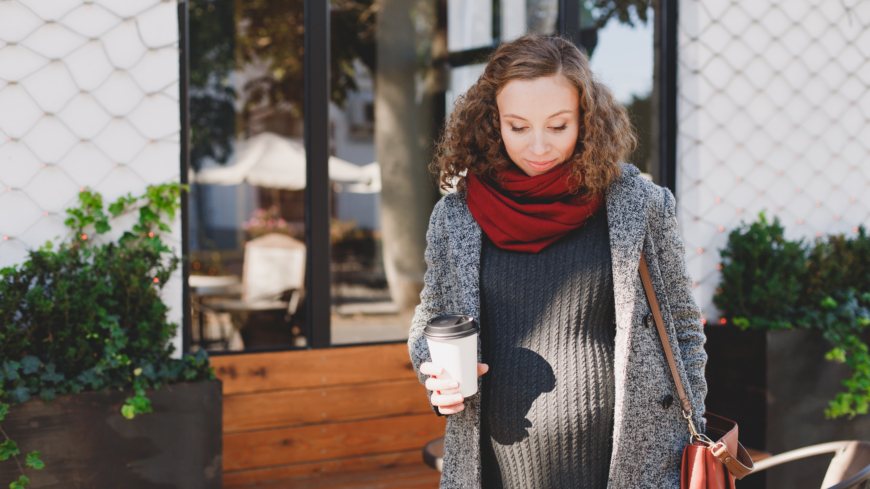 Enligt Livsmedelsverket bör gravida inte få i sig mer är 300 mg koffein per dag, vilket motsvarar tre koppar kaffe eller sex muggar svart te. Foto: Shutterstock