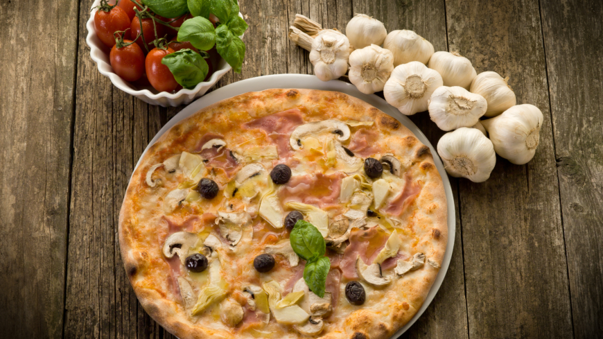 Du kan själv välja vilka tillbehör du vill ha på din pizza. Foto: Shutterstock