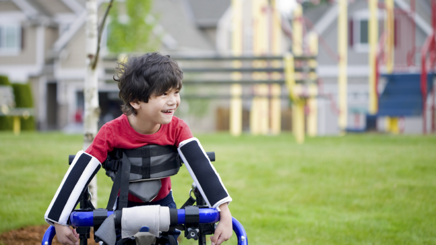 Personer med cerebral pares har nedsatt rörelseförmåga, och kan ofta behöva hjälpmedel såsom stödskenor. Foto: Shutterstock