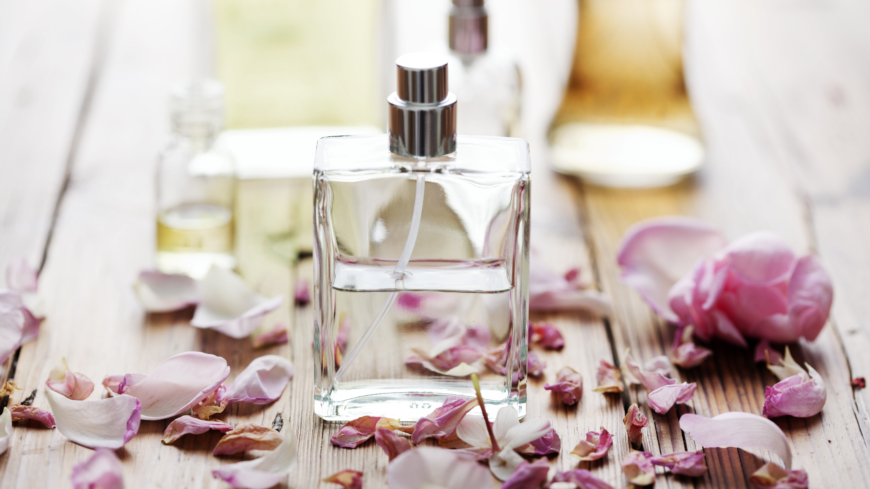 Hur parfymämnen reagerar med luft eller i hud är viktigt att undersöka. Foto: Shutterstock