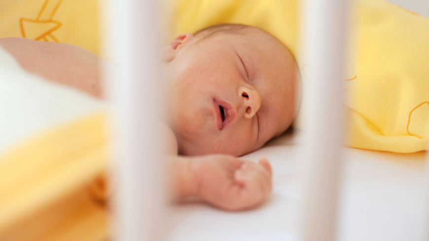 Att barn sover i egen säng minimerar risken för plötslig spädbarnsdöd. Foto: Shutterstock