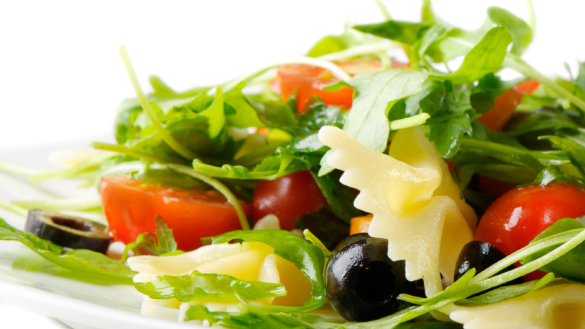 Ljummen pastasallad med dressing tapenade