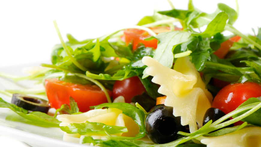 Ljummen pastasallad med dressing tapenade