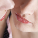 Fler tonårsflickor än tonårspojkar har erfarenhet av sex med någon av samma kön