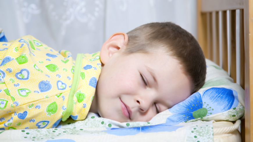 Sängvätning innebär ofta att det till exempel blir svårare att sova borta.  Foto: Shutterstock